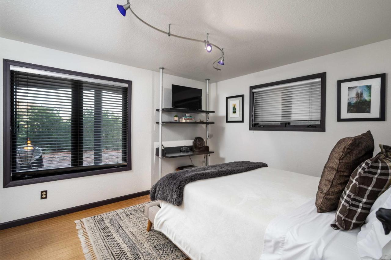 Sleek Abode With Hot Tub And Outdoor Hangout! *